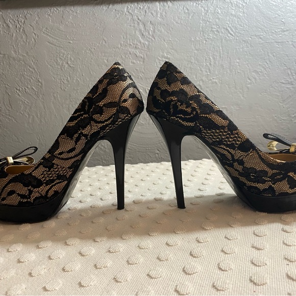 Guess lace peep toe pumps with a metal bow on the toe - Picture 16 of 16